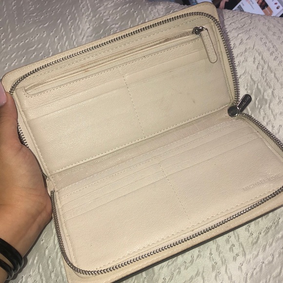 Micheal kors full Wallet - Picture 3 of 8